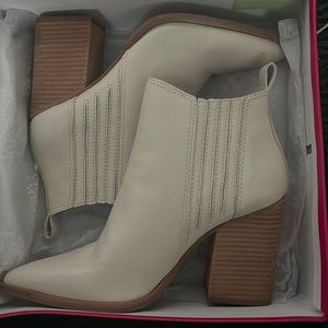 Vince Camuto boots size 9